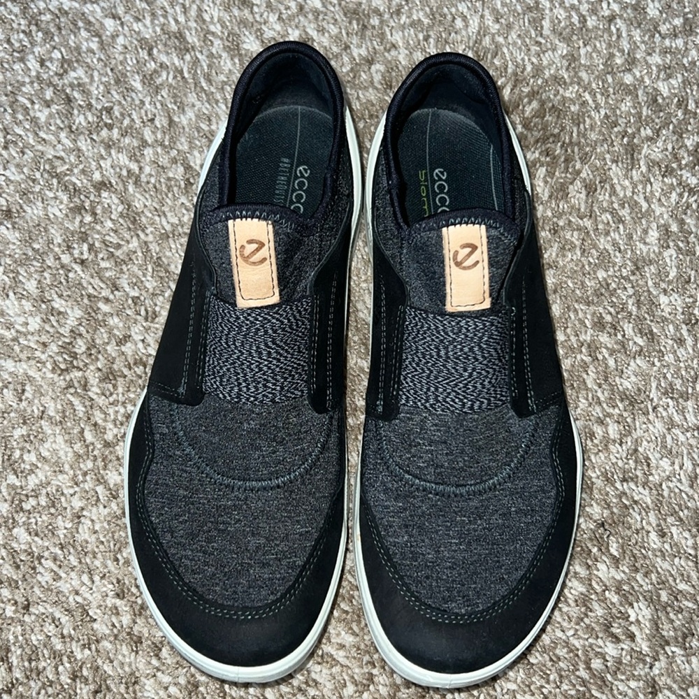 Ecco Biom black and white slip on 39/8-8.5